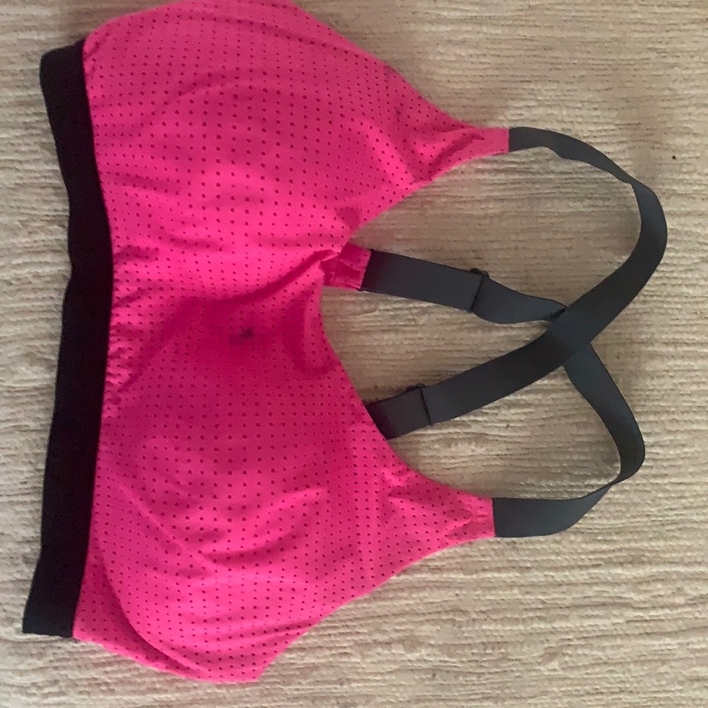Pink 💕 sports bra